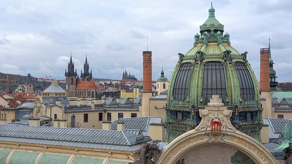 Výhled ze střechy paláce U Hybernů